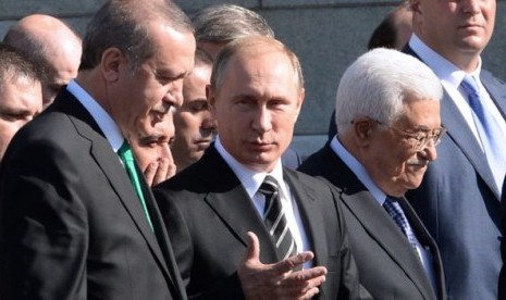 Presiden Turki Recep Tayyip Erdogan dan Presiden Palestina Mahmoud Abbas bersama Presiden Vladimir Putin (tengah) menghadiri peresmian masjid terbesar di Rusia, Rabu (23/9).