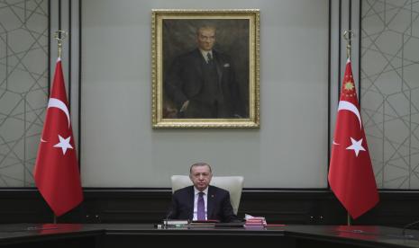  Presiden Turki Recep Tayyip Erdogan, dengan latar lukisan yang menggambarkan pendiri Turki modern Mustafa Kemal Ataturk,saat memimpin kabinet pemerintahannya di Ankara, Turki. (ilustrasi)