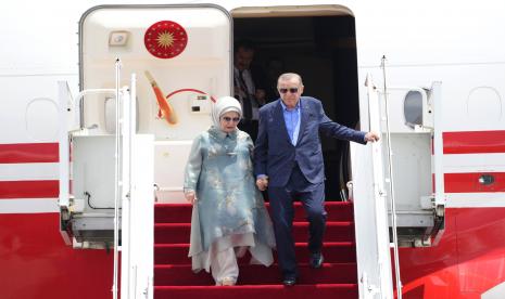  Presiden Turki Recep Tayyip Erdogan (kanan) dan istrinya Emine turun dari pesawat setibanya di Bandara Internasional Ngurah Rai menjelang KTT G20 di Bali, Indonesia, Senin, 14 November 2022.