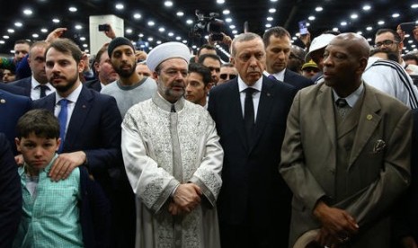 Presiden Turki Recep Tayyip Erdogan (kedua kanan) dan Menteri Agama Turki Mehmet Gomez (kedua kiri) dan Menteri Energi sekaligus menantu Erdogan, Berat Albayrak menghadiri prosesi pemakaman Muhammad Ali, Kamis, 9 Juni 2016.