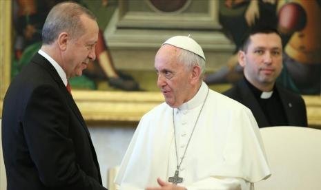 Presiden Turki Recep Tayyip Erdogan (kiri) dan Paus Francis (kanan)