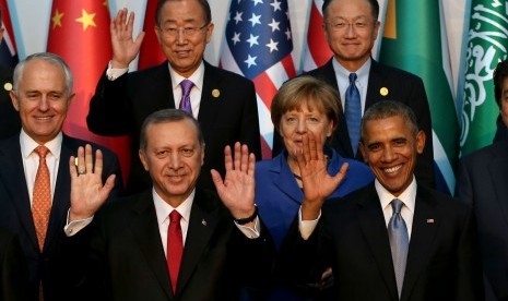 Presiden Turki Recep Tayyip Erdogan (kiri depan), Presiden AS Barack Obama (tengah), Perdana Menteri Australia Malcolm Turnbull (kiri), Kanselir Jerman Angela Merkel (tengah), Sekretaris Jenderal PBB Ban Ki-moon, dan Presiden Bank Dunia Jim Yong Kim (kanan