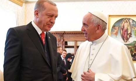 Presiden Turki Recep Tayyip Erdogan (kiri) saat bertemu Paus Francis di Vatikan, Senin (5/2).