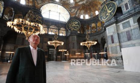 Presiden Turki Recep Tayyip Erdogan mengunjungi Masjid Hagia Sophia.