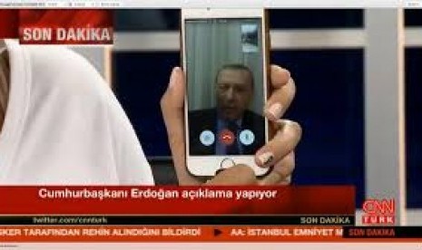 Presiden Turki Recep Tayyip Erdogan wawancara dengan CNN Turki dari tempat persembunyiannya.