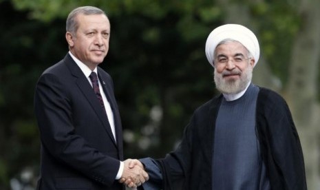 Presiden Turki Tayyip Erdogan (kiri) dan Presiden Iran Hassan Rouhani.