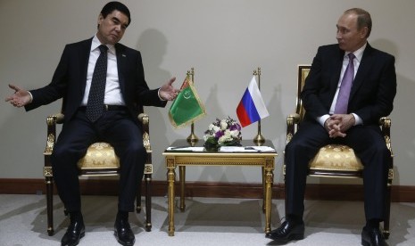 Presiden Turkmenistan Gurbanguly Berdymukhamedov (kiri) ketika bertemu Presiden Rusia Vladimir Putin (kanan).