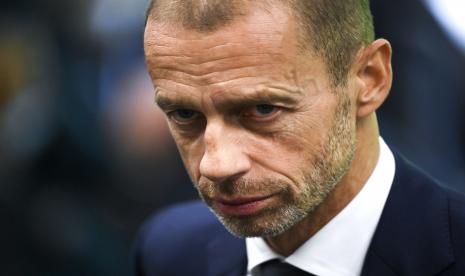 Presiden UEFA Aleksander Ceferin bereaksi di tribun selama pertandingan sepak bola semi final UEFA Nations League antara Italia dan Spanyol di Milan, Italia, 06 Oktober 2021.