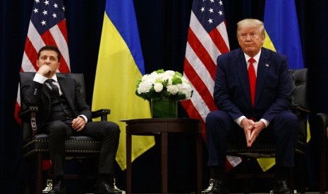 Presiden Ukraina Volodymyr Zelenskiy (kiri) bertemua dengan Presiden AS Donald Trump di Hotel InterContinental Barclay New York di sela Sidang Umum PBB di New York, AS, Rabu (25/9)