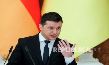  Presiden Ukraina Volodymyr Zelensky berbicara selama konferensi pers bersama dengan Kanselir Jerman Scholz setelah pertemuan mereka di Kiev, Ukraina, 14 Februari 2022. Kanselir Jerman Scholz melakukan kunjungan resmi ke Kiev untuk menunjukkan solidaritas dan dukungan kepada Ukraina di tengah kekhawatiran invasi Rusia. 