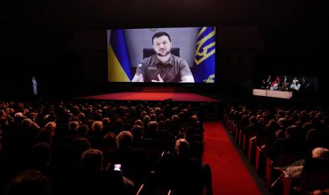 Presiden Ukraina Volodymyr Zelensky tampil dilayar dalam pembukaan Festival Film Cannes di Cannes, Prancis, 17 Mei 2022. Festival berlangsung dari 17 hingga 28 Mei 2022.