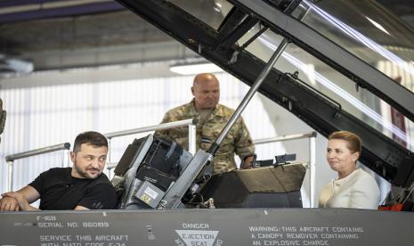 Presiden Ukraina Volodymyr Zelenskyy akan menerima sumbangan jet tempur F-16 dari Denmark dan Belanda. 