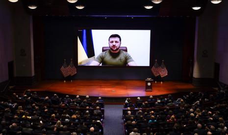 Presiden Ukraina Volodymyr Zelenskyy berpidato di depan Kongres Amerika Serikat melalui siaran langsung pada Rabu (16/3/2022). Zelenskyy meminta AS segera memberikan bantuan yang lebih banyak bagi negaranya di tengah invasi Rusia.