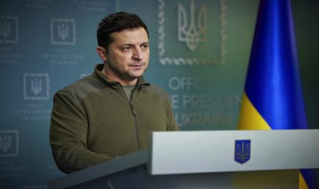 Presiden Ukraina Volodymyr Zelenskyy menyampaikan pidatonya di Kyiv, Ukraina, Jumat (25/2/2022). Pasukan Rusia menyerang ibu kota Ukraina pada Jumat, memicu ketakutan perang yang lebih luas di Eropa.