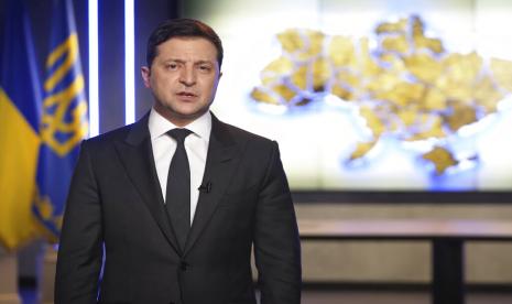 Presiden Ukraina Volodymyr Zelenskyy. Zelenskiyy mengajak semua rakyat Ukraina untuk siap membela negara mereka dari pasukan Rusia yang merangsek maju. Presiden Ukraina Sebut Negaranya Masih Tahan Gempuran Rusia