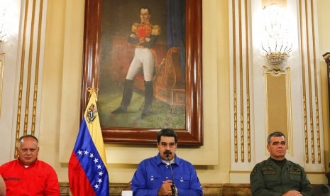 Presiden Venezuela Nicolas Maduro (tengah) menyampaikan pidato nasional bersama Kepala Majelis Konstituensi Nasional Diosdado Cabello (kiri) dan Menteri Pertahanan Vladimir Padrino setelah upaya kudeta di Istana Kepresiden Miraflores di Caracas, Venezuela, Selasa (30/4).