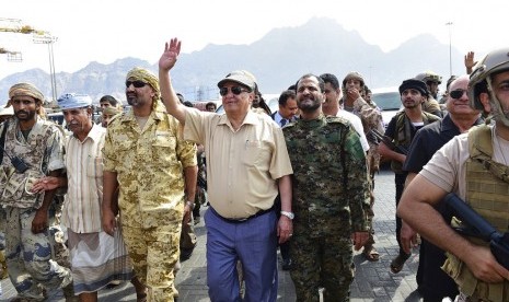 Presiden Yaman Abdrabbuh Mansour Hadi (tengah) melambaikan tangan saat dia berada di Aden, Yaman.