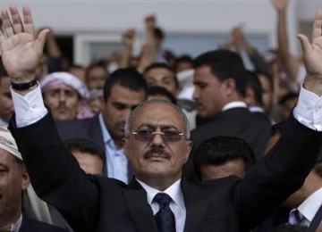 Presiden Yaman, Ali Abdullah Saleh, melambaikan tangan ke para pendukungnya.