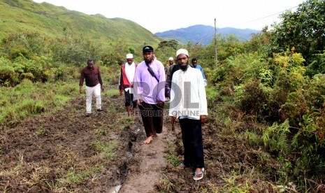 Presiden Yayasan Al Fatih Kaffah Nusantara (AFKN), Ustaz Fadhlan Gharamatan meninjau lokasi pelaksanaan Program Bantuan Pipanisasi 4 KM di Kampung Jagara, Distrik Walesi, Wamena, Papua, Sabtu Kemarin. 