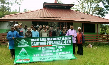 Presiden Yayasan Al Fatih Kaffah Nusantara (AFKN), Ustaz Fadhlan Gharamatan bersama Kepala Suku Jagara, Suku Air Garam, dan Kepala Kampung Jagara (Ilustrasi)