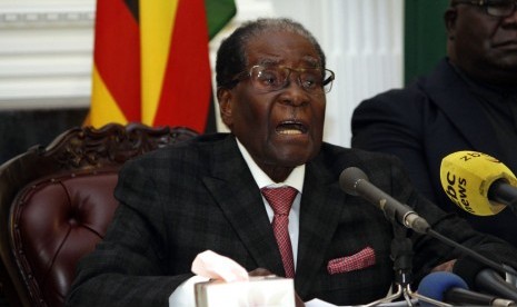 Presiden Zimbabwe Robert Mugabe menyampaikan pidato di Istana Negara di Harare, Ahad, (19/11).