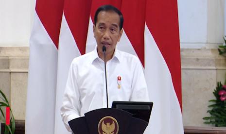 Presiden Jokowi.  Pernyataan Juru Bicara Mahkamah Konstitusi (MK) bahwa Joko Widodo (sekarang Presiden RI) boleh mencalonkan diri sebagai calon wakil presiden pada Pilpres 2024 adalah mencerminkan sikap lembaga Mahkamah Konstitusi yang tendensius, free kick, dan potensial dianggap melanggar Konstitusi.