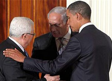 Presiden Amerika Barack Obama berjabat tangan dengan Presiden Palestina Mahmoud Abbas (kiri) dan PM Israel Benjamin Netanyahu di Gedung Putih.