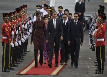 Presiden Amerika Serikat Barack Obama didampingi Ibu Negara Michelle Obama saat tiba di Lanud Halim Perdana Kusuma, Jakarta, Selasa