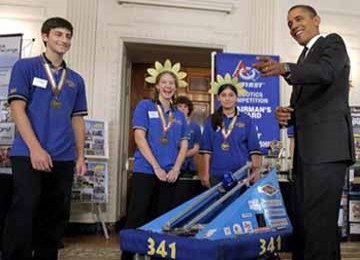 Presiden Barack Obama memperhatikan robot pemain sepak bola yang dirakit oleh tim pelajar dari negara bagian Pennsylvania. 