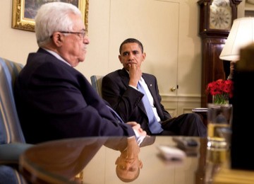 Presiden Barack Obama mendengarkan jawaban Presiden Mahmoud Abbas dalam pertemuan gabungan dengan wartawan di Oval Office, 28 Mei, 2009.