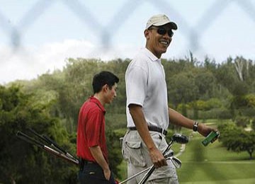 Presiden Barack Obama saat bermain golf.