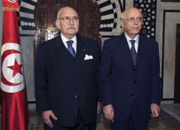 Presiden baru Tunisia, Fouad Mebazaa (kiri) dan Perdana Menteri Mohamed Ghannouchi menghadiri pelantikan kabinet baru, Selasa (18/1). AP