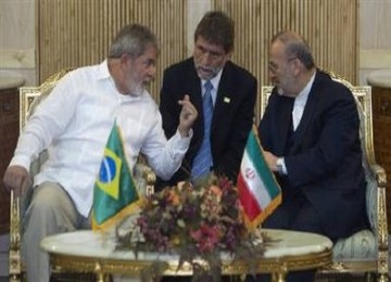 Presiden Brazil, Luiz Inacio Lula da Silva (kiri) dan menteri Luar Negeri Iran Manouchehr Mottaki (kanan)