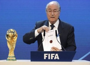 Presiden FIFA Joseph S. Blatter saat pengmuman tuan rumah Piala Dunia 2018 dan 2022