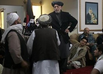 Presiden Hamid Karzai berbincang dengan kepala-kepala suku Afghanistan di Kandahar