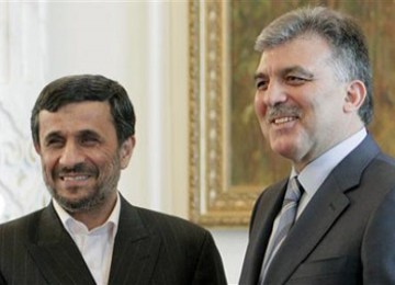 Presiden Iran Mahmoud Ahmadinejad dan Presiden Turki Abdullah Gul pada KTT regional di Istanbul.