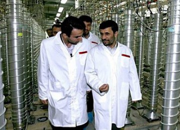 Presiden Iran Mahmoud Ahmadinejad di unit reaktor nuklir untuk tujuan damai di Iran