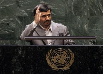 Presiden Mahmoud Ahmadinejad saat berpidato dalam konferensi yang diselenggarakan di markas PBB, New York, 3 Mei 2010.