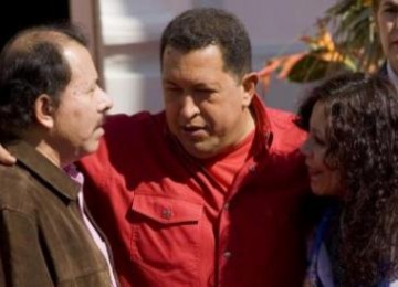 Presiden Nikaragua, Daniel Ortega (kiri) bersama istri, Rosario Murillo (kanan) bertemu dengan Hugo Chavez (tengah). Nikaragua kini bersama dengan Venezuela, Bolivia dan Kuba menjadi negara Amerika Latin yang memutuskan hubungan diplomasi dengan Israel