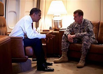 Presiden Obama bersama  Jenderal Stanley McChrystal ketika bertemu di Pesawat Air Force One di Kopenhagen, 2 Oktober 2009