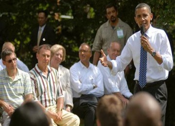 Presiden Obama saat berbicara di halaman rumah Rhonda dan Joe Weithman di Clintonville, Ohio.