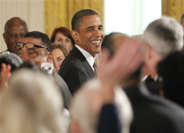 Presiden Obama tersenyum mendengarkan nyanyian selamat ulang tahun untuk dirinya