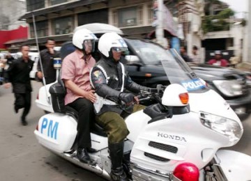 Presiden SBY saat dibonceng pengawalnya naik motor.