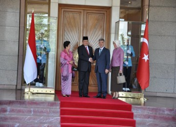 Presiden Susilo Bambang Yudhoyono beserta ibu berfoto bersama dengan Presiden Turki Abdullah Gul, di depan pintu Istana Cankaya, Ankara, pada Selasa (29/6).