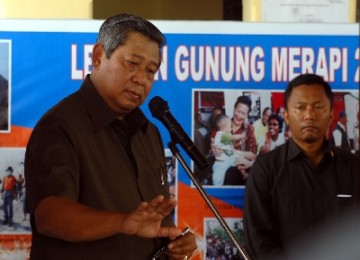 Presiden Susilo Bambang Yudhoyono di tempat penampungan pengungsi Merapi