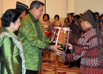 Presiden Susilo Bambang Yudhoyono memberikan penghargaan Adipura