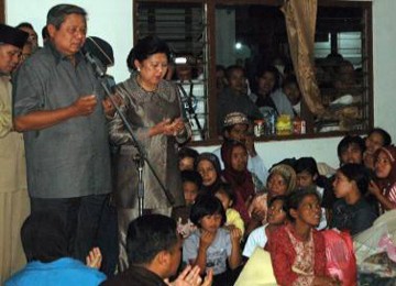 Presiden Susilo Bambang Yudhoyono memimpin doa di pengungsi bencana Gunung Merapi di Tempat Pengungsian Akhir (TPA) Tanjung, Muntilan, Magelang, Jateng, Selasa (2/11) malam. 