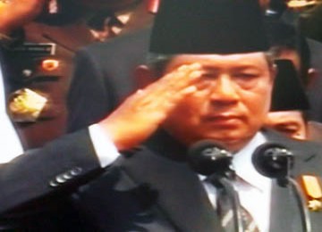 Presiden Susilo Bambang Yudhoyono saat memberikan penghormatan terakhir kepada mantan Ibu Negara, Hasri Ainun Habibie di Taman Makam Pahlawan Kalibata, Selasa (25/5).