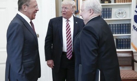 President AS Donald Trump (tengah) berbicara dengan Menteri Luar Negeri Rusia Sergey Lavrov (kiri) dan Duta Besar Rusia Sergey Kislyak di Gedung Putih, 10 Mei 2017.