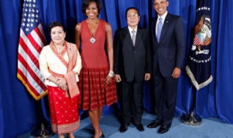 Presiden AS Barack Obama dan Ibu Negara Michelle Obama bersama Presiden Laos Choumaly Xayasone dan istrinya Keosaichai Xayasone.